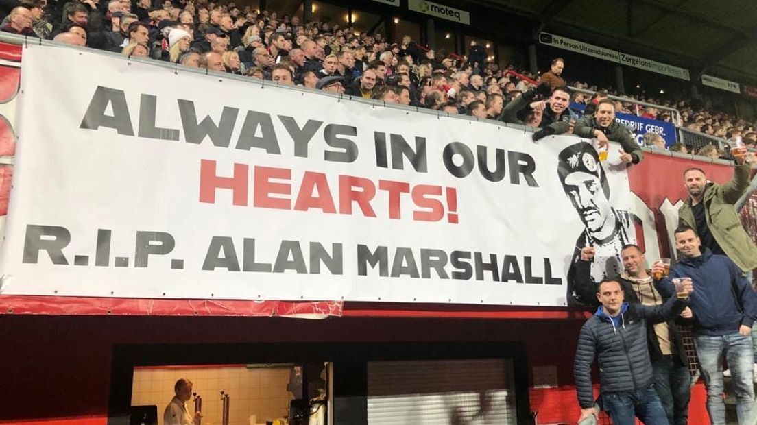 Het spandoek van FC Twente-fans voor Alan Marshall
