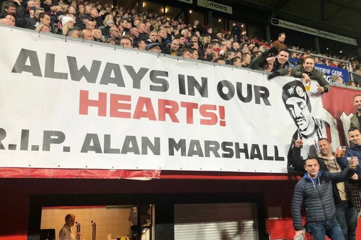 Het spandoek van FC Twente-fans voor Alan Marshall