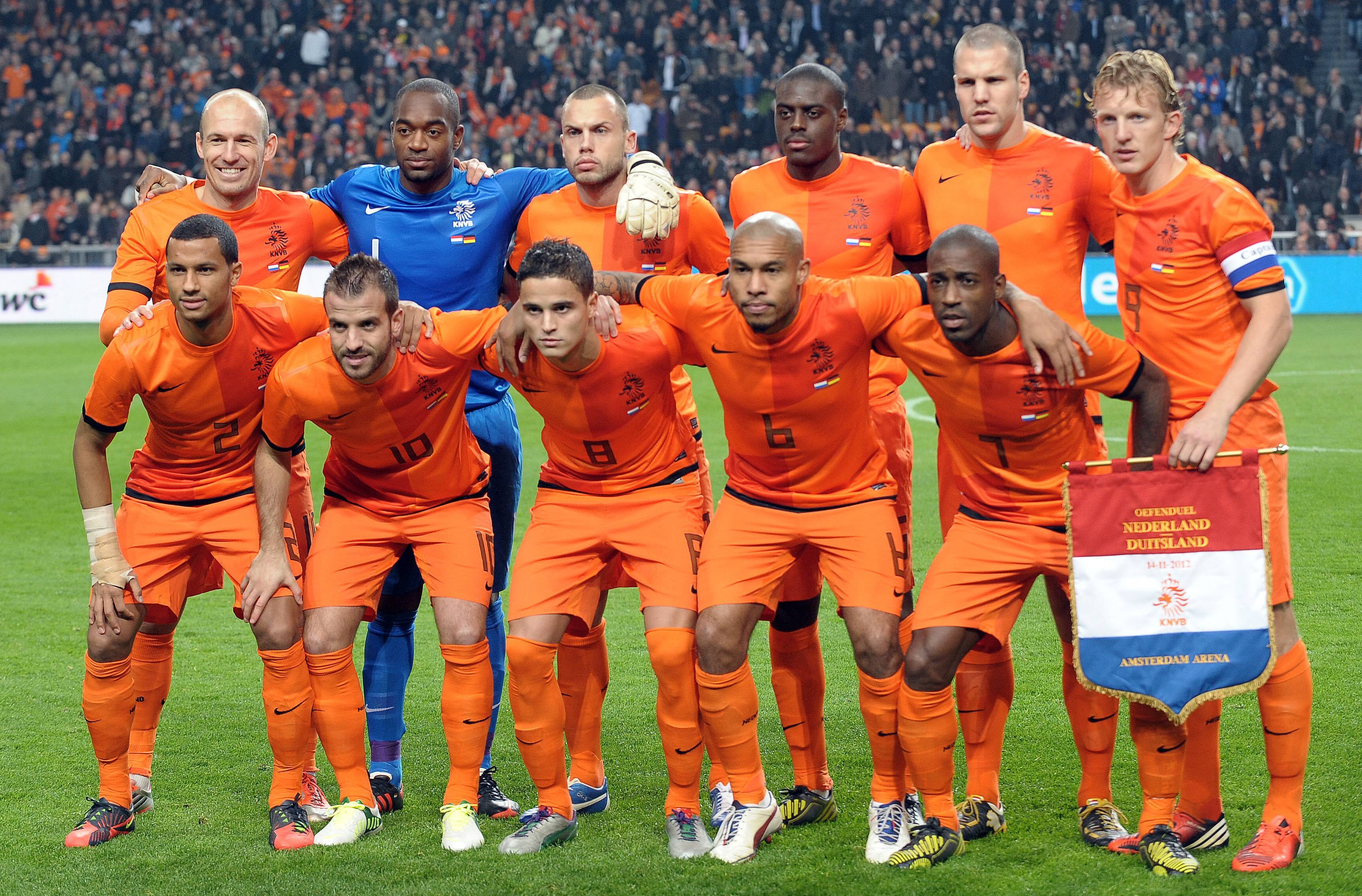 Oranje in 2012, met onder meer Arjen Robben, Nigel de Jong, Dirk Kuijt en Ruben Schaken