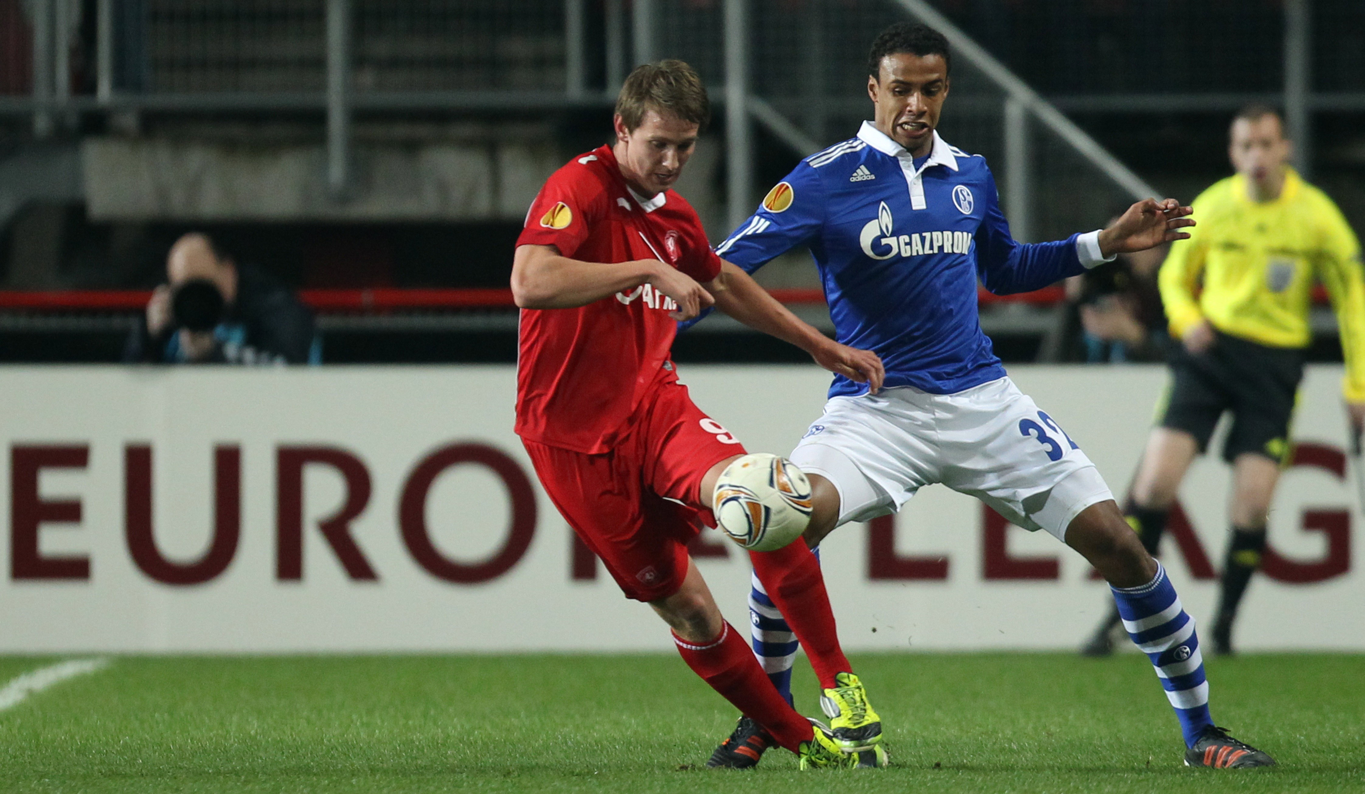 Luuk de Jong in duel met Joel Matip