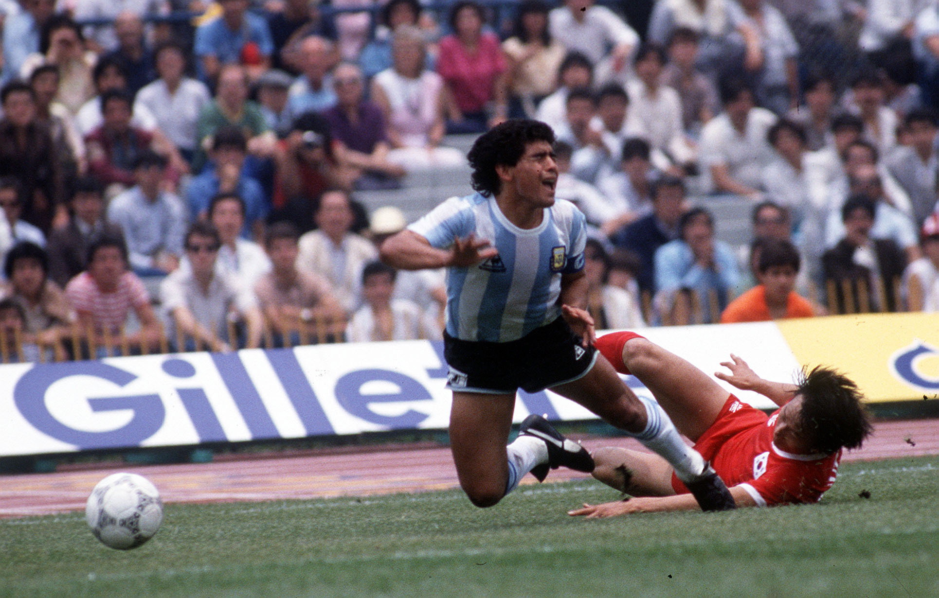 Jung-moo Huh pakt Diego Maradona aan