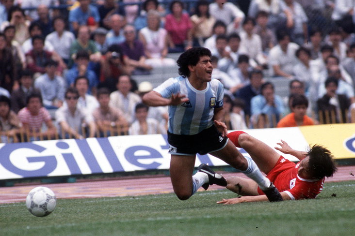 Jung-moo Huh pakt Diego Maradona aan