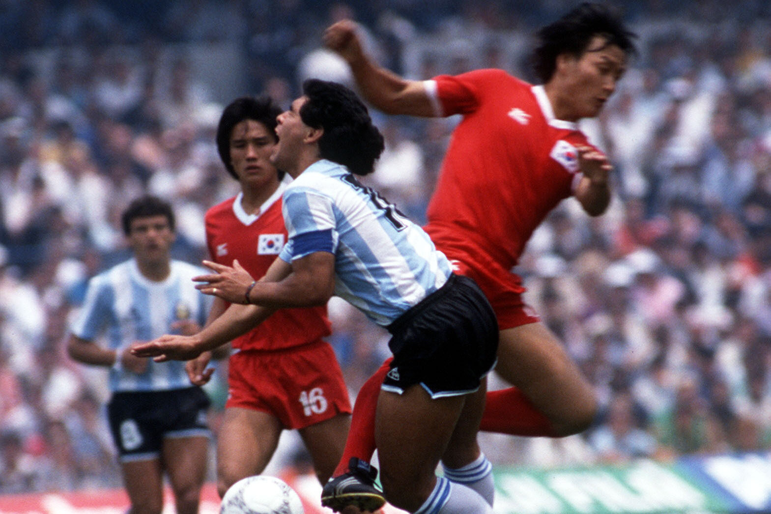 Jung-moo Huh met een harde tackle op Diego Maradona