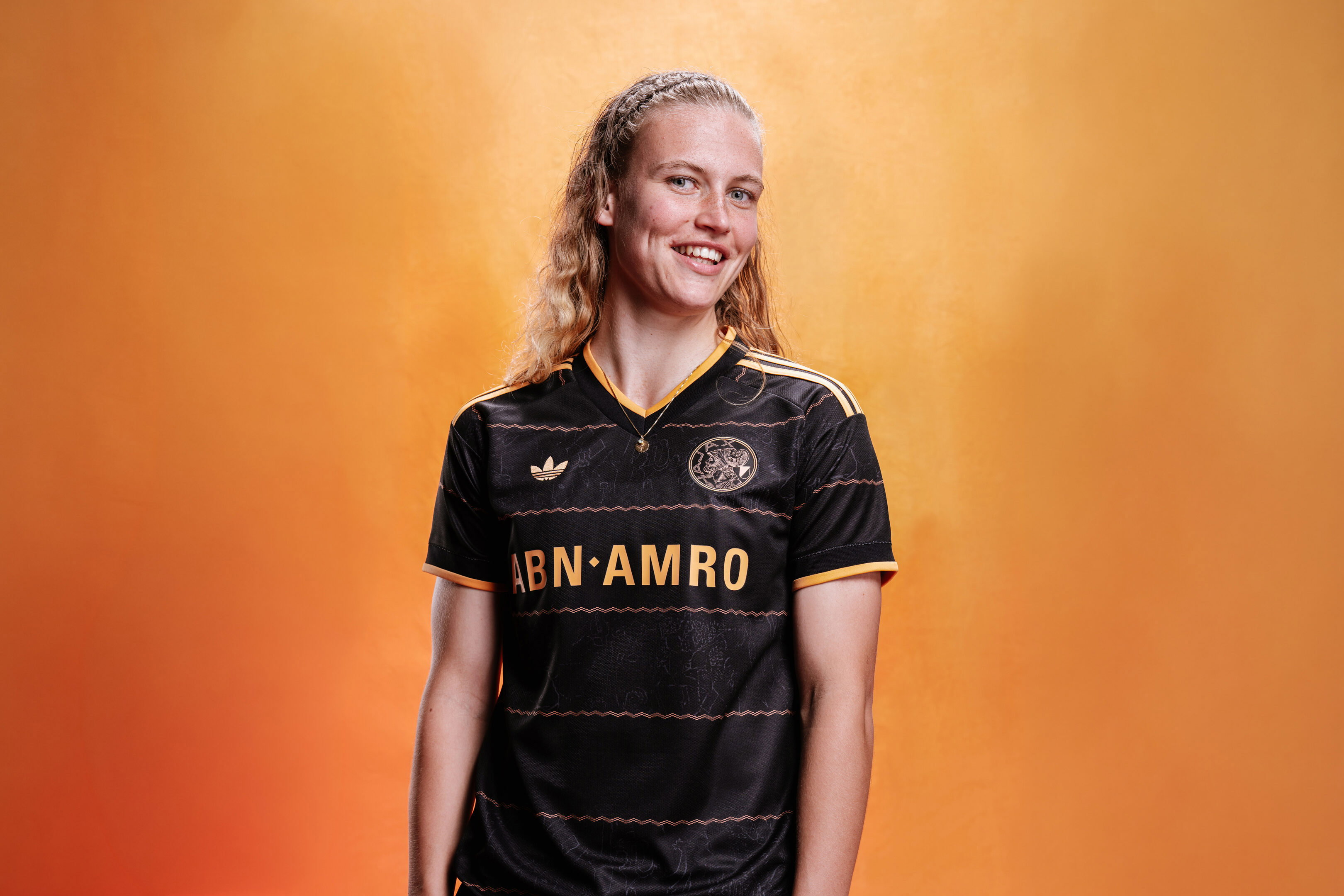 Xanne Kip in het nieuwe uitshirt van Ajax