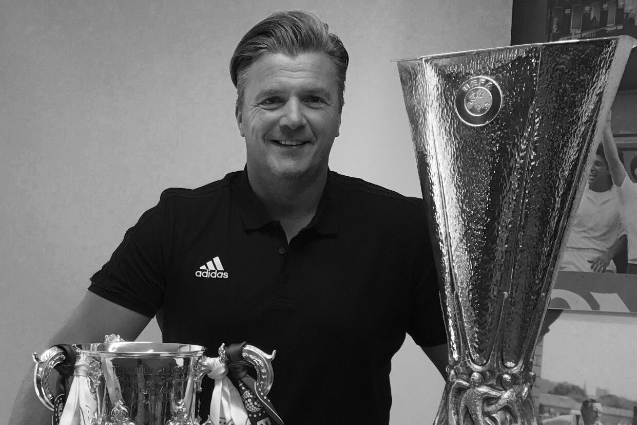 Roy Beukenkamp met zijn prijzen bij Manchester United