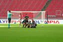 Ella Van Kerkhoven zit geblesseerd op het gras