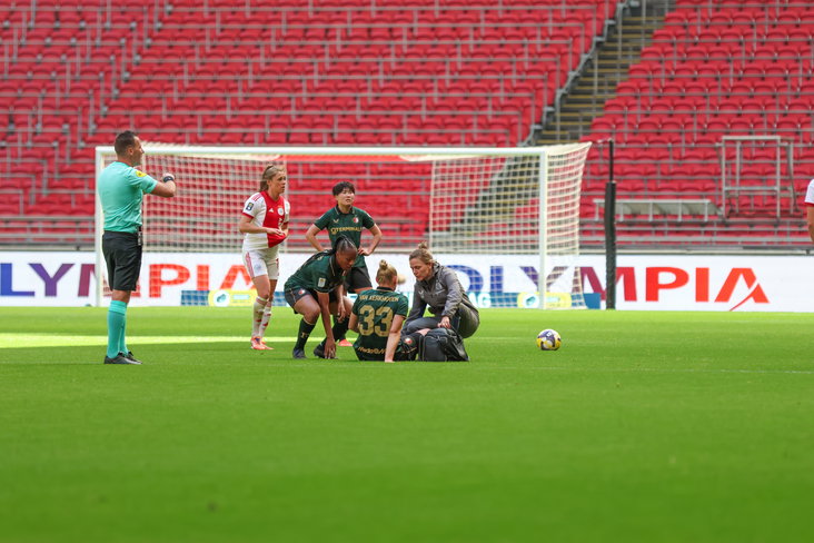 Ella Van Kerkhoven zit geblesseerd op het gras
