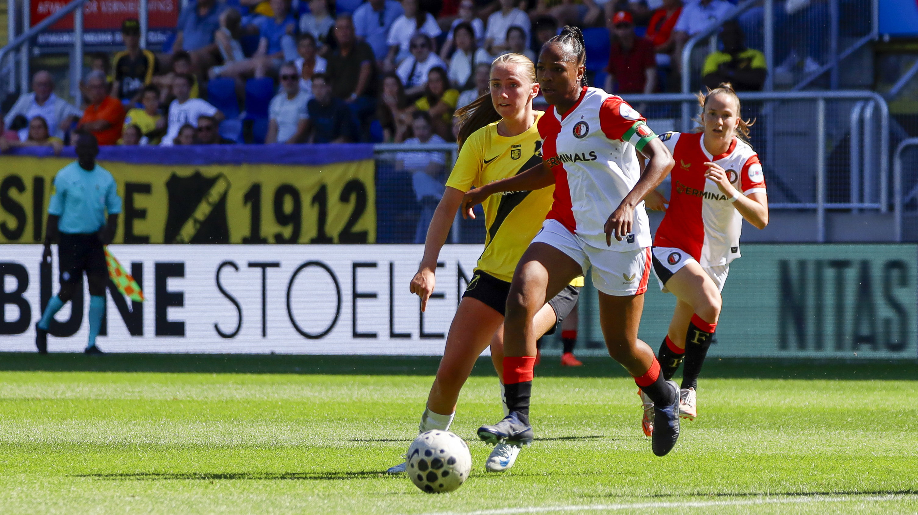 Celainy Obispo (Feyenoord) aan de bal tegen NAC Breda