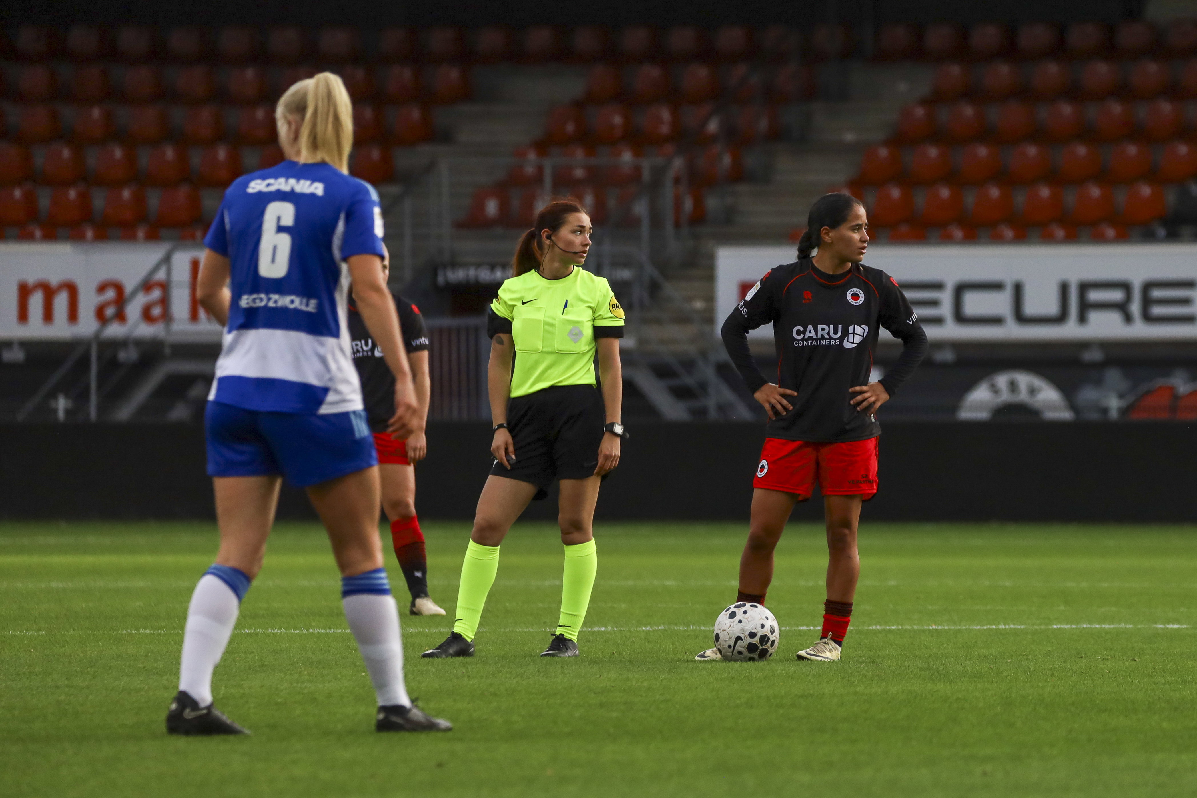 Djennah Cherif (Excelsior) staat bij de bal tijdens Excelsior - PEC Zwolle