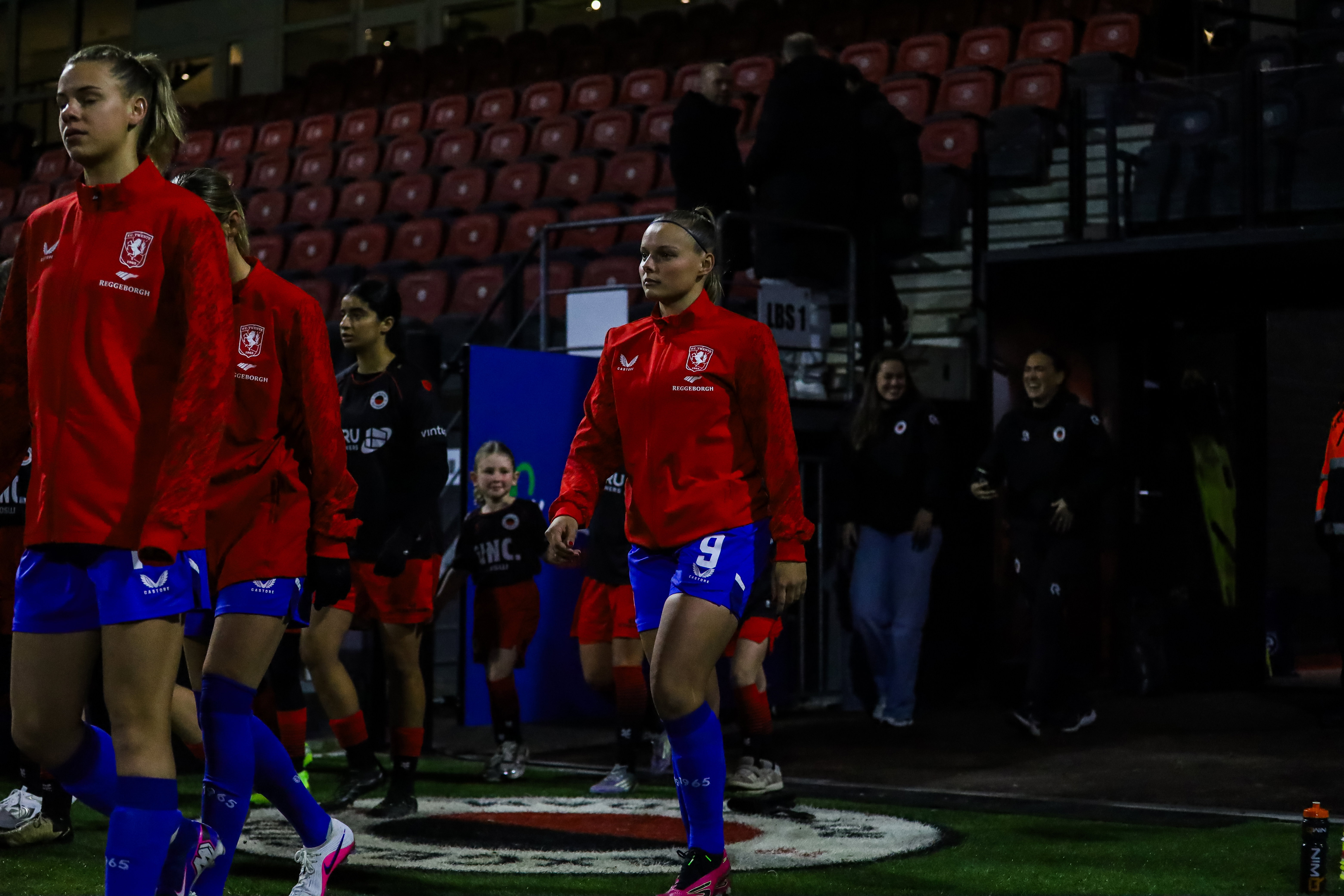 Jaimy Ravensbergen (FC Twente) loopt het veld op