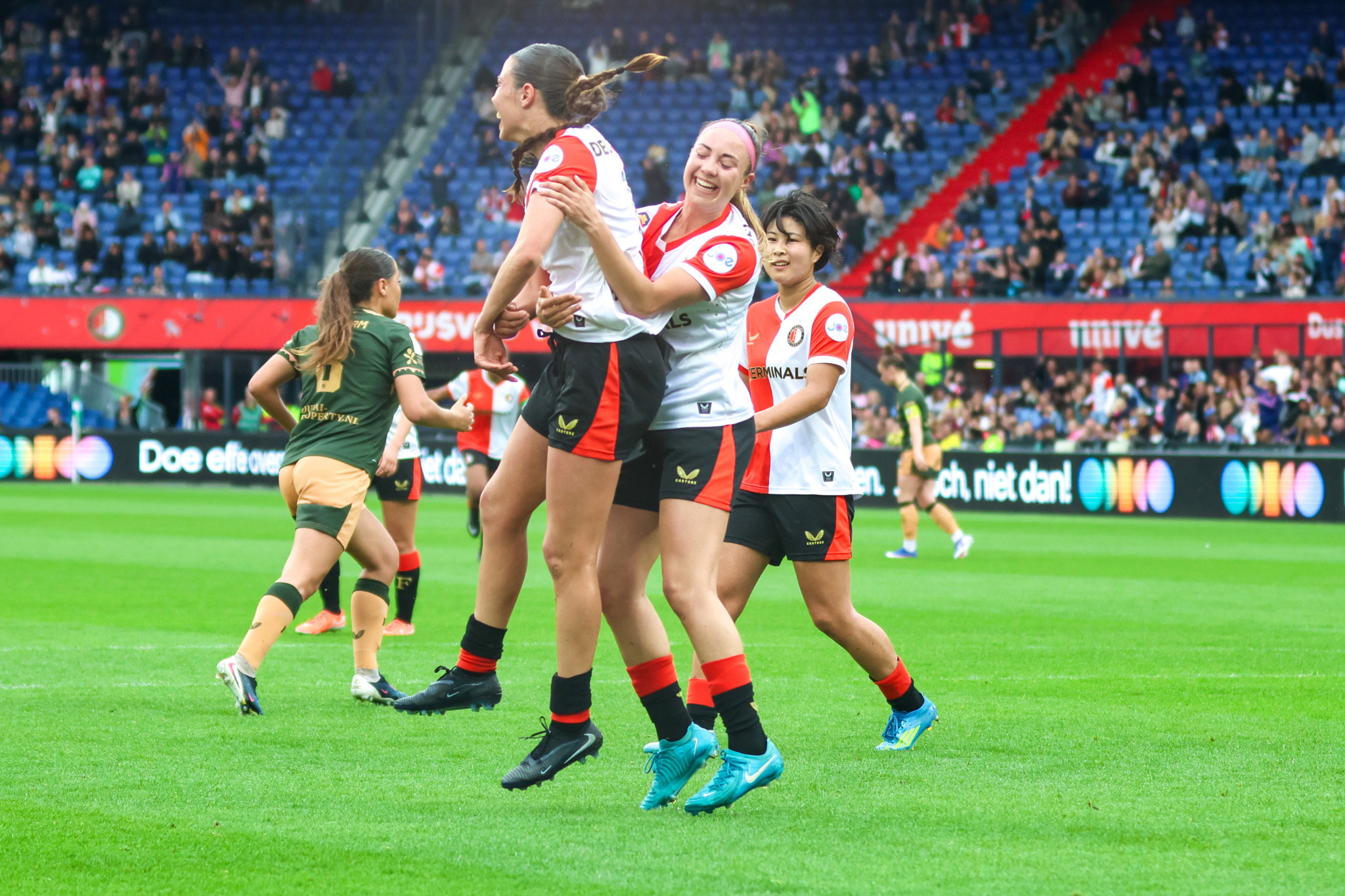 Victoria en Talia DellaPeruta juichen namens Feyenoord