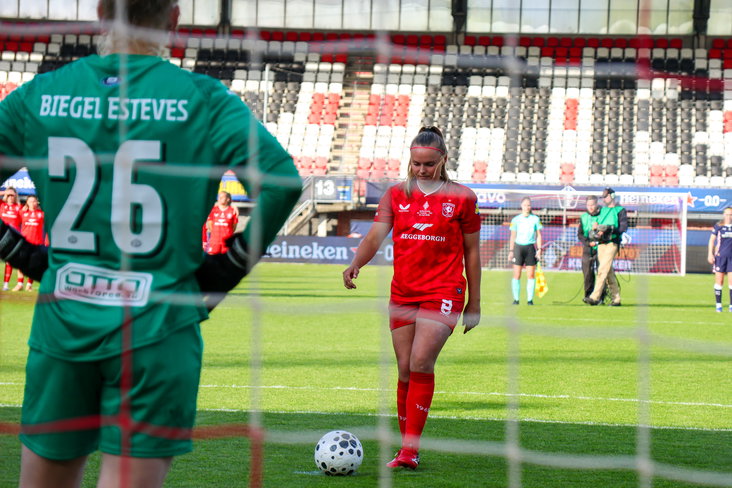 Jaimy Ravensbergen (FC Twente) legt aan voor haar penalty tegen PSV