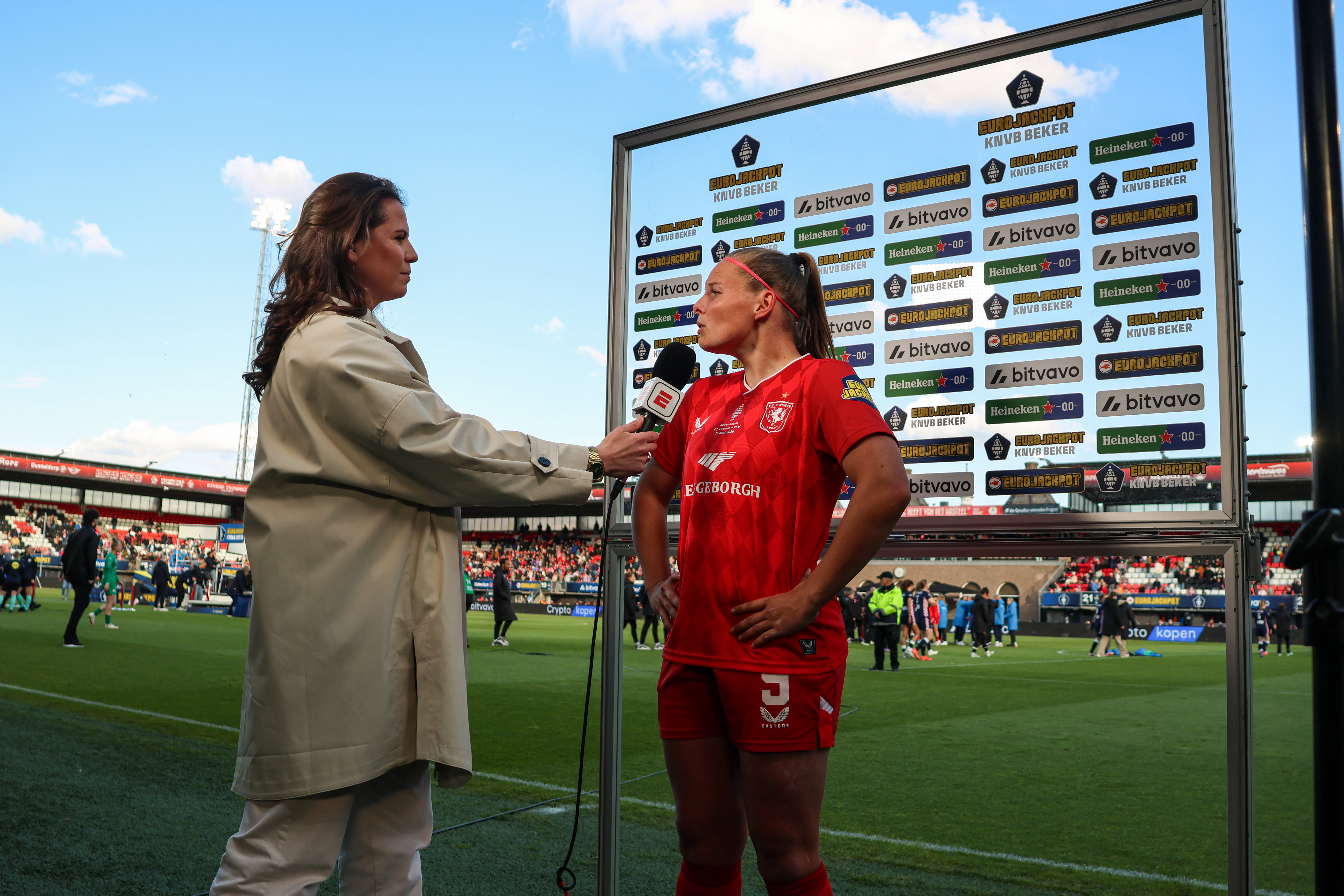 Jaimy Ravensbergen (FC Twente) in gesprek met ESPN-verslaggeefster Sanne van Dongen