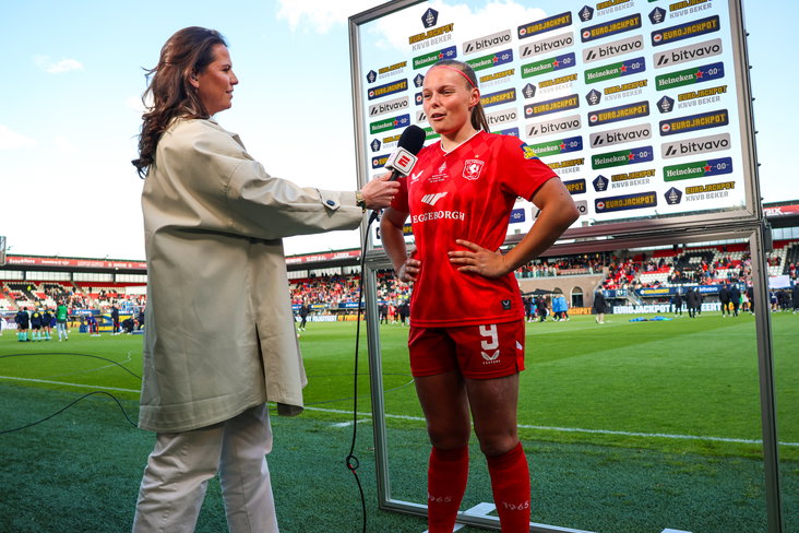 Jaimy Ravensbergen in gesprek met Sanne van Dongen na de bekerfinale