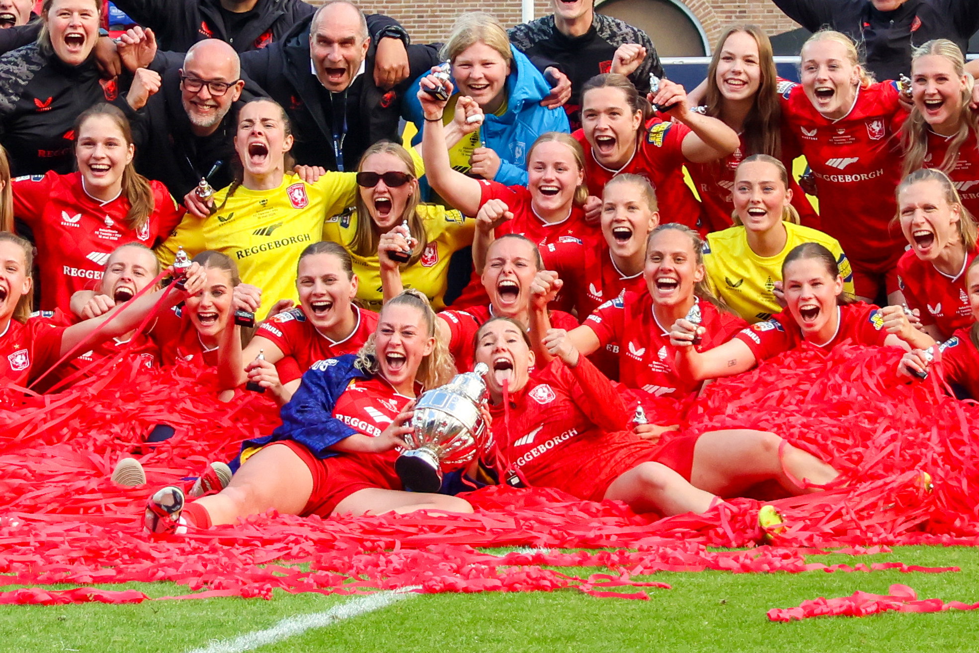 Lynn Groenewegen en haar ploeggenoten van FC Twente vieren feest na de bekerwinst