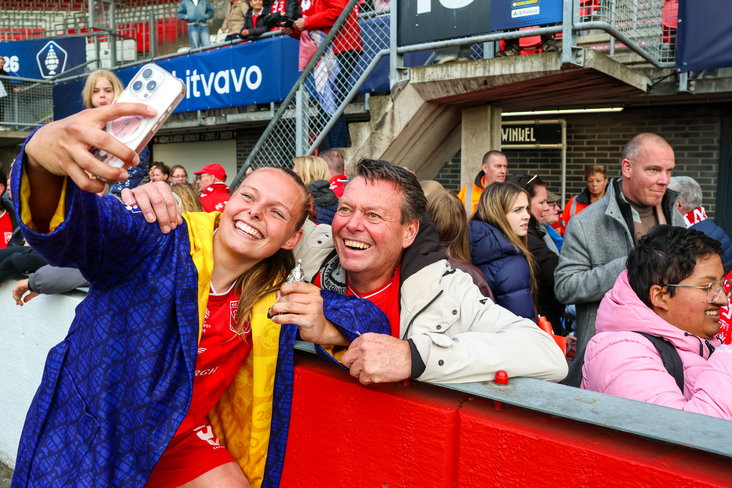 Jaimy Ravensbergen poseert samen met haar vader na de bekerfinale