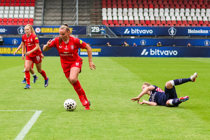 FC Twente-spits Jaimy Ravensbergen in actie tijdens de bekerfinale
