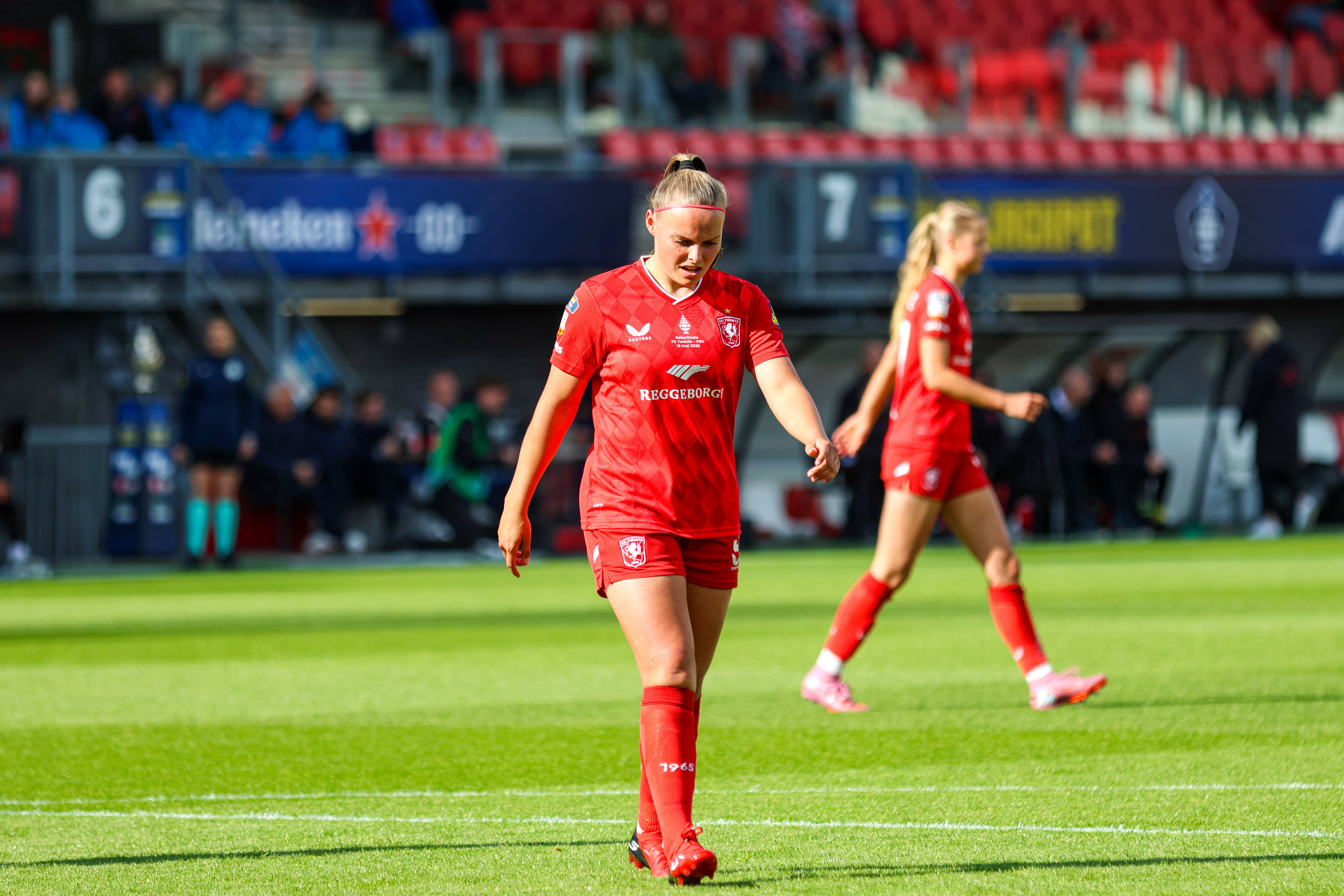 Jaimy Ravensbergen (FC Twente) baalt na een goal van PSV in de bekerfinale