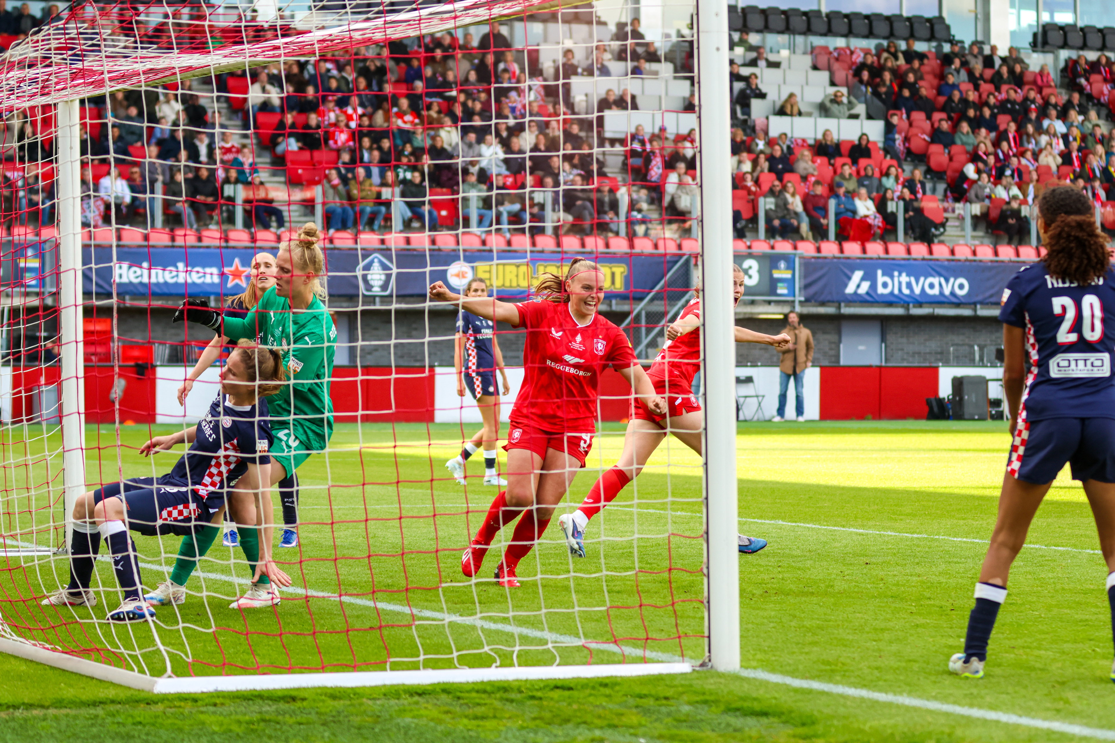 Blijdschap bij Jaimy Ravensbergen na een goal tegen PSV in de bekerfinale