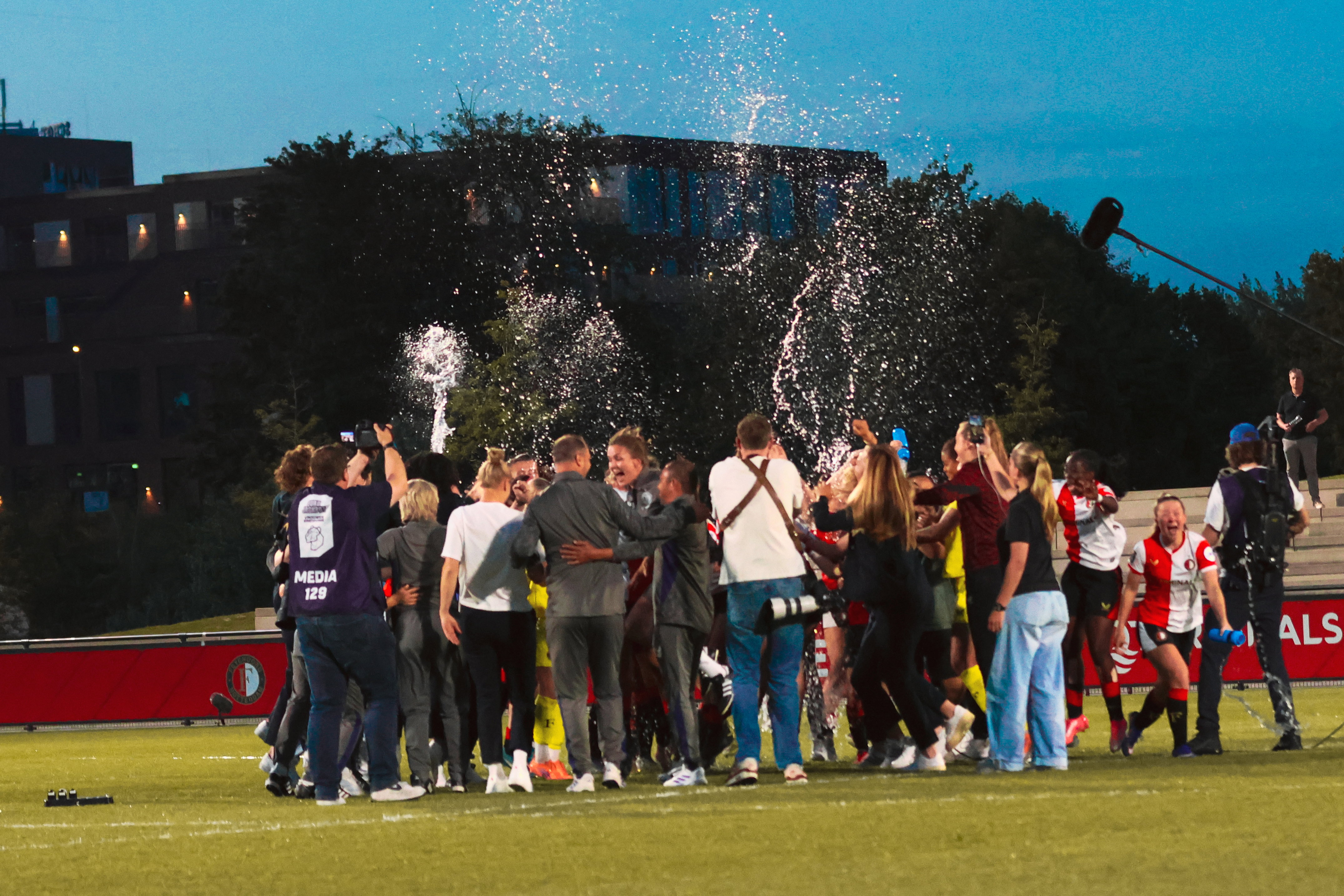 Feyenoord viert plaatsing voor de voorronde van de UEFA Women's Europa Cup