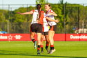 Feyenoord juicht na een doelpunt op Varkenoord