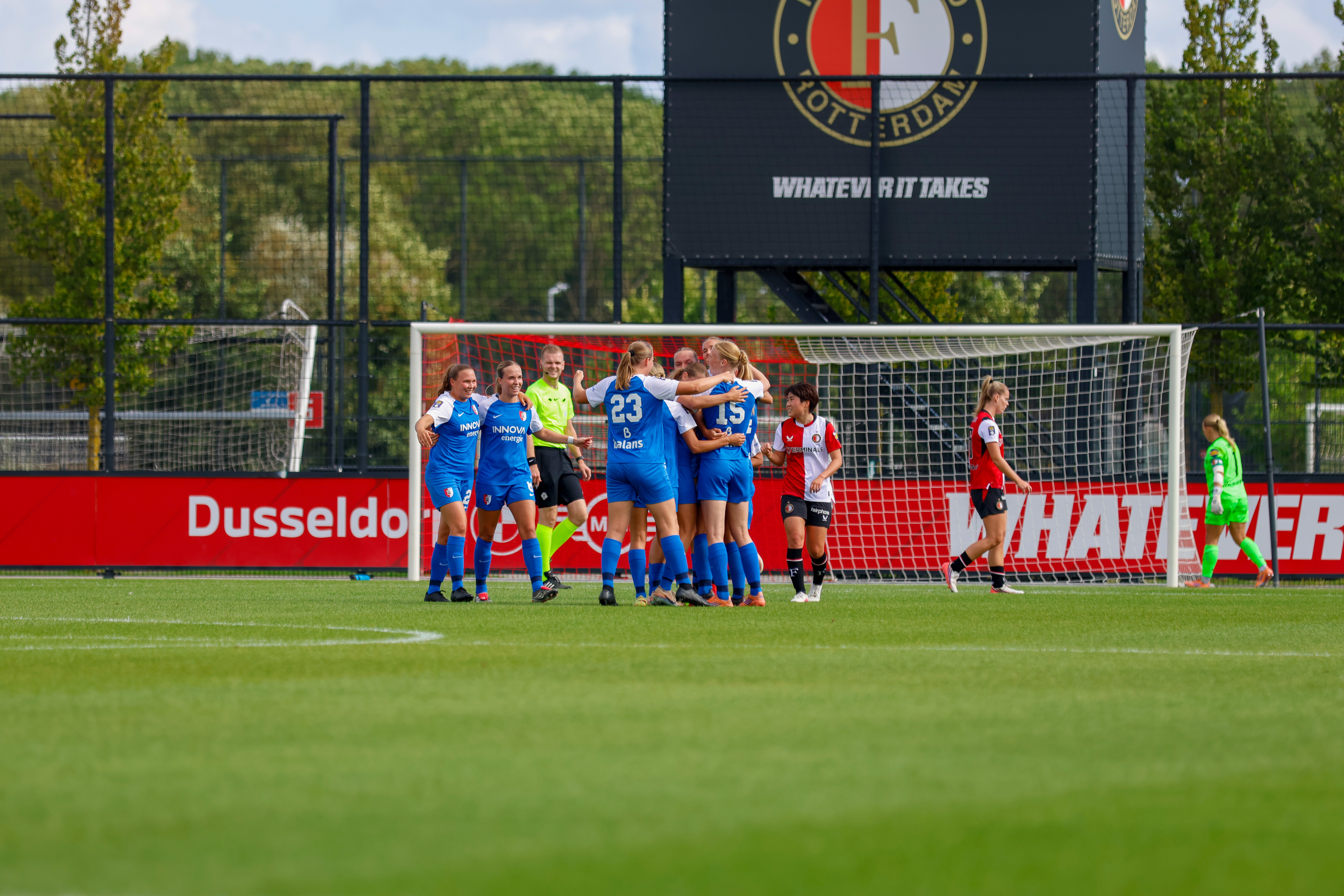 AZ juicht na een doelpunt tegen Feyenoord