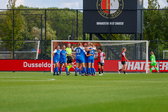 AZ juicht na een doelpunt tegen Feyenoord