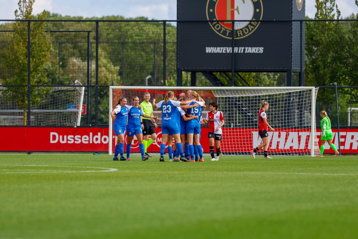 AZ juicht na een doelpunt tegen Feyenoord