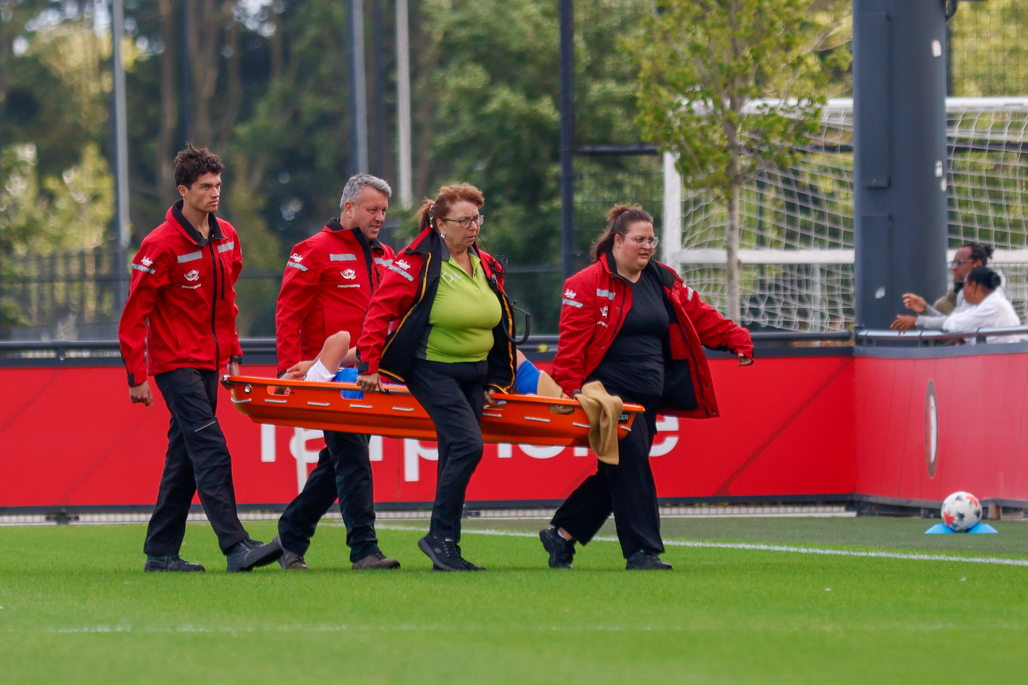 Mirte van Bentum (AZ) gaat per brancard van het veld