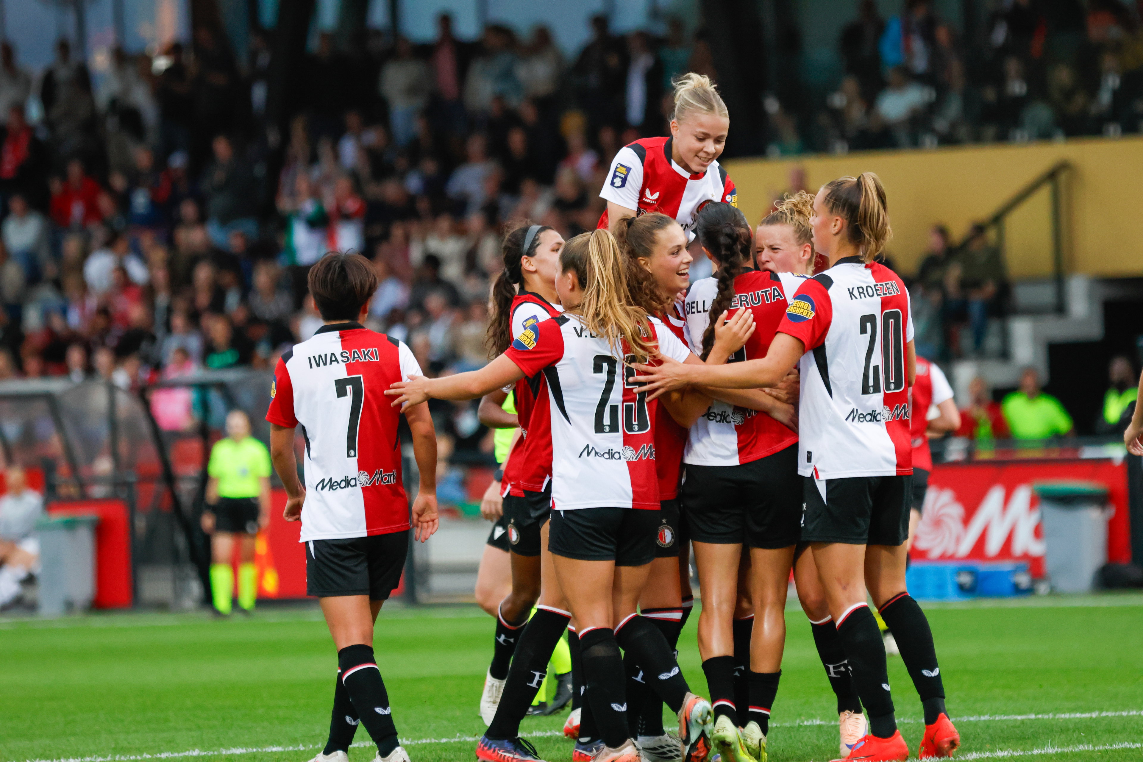 De speelsters van Feyenoord juichen op Varkenoord