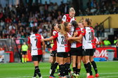 De speelsters van Feyenoord juichen op Varkenoord