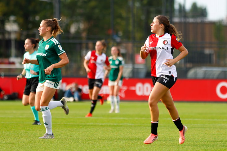 Sophie van Vugt (PEC Zwolle) en Nassira Akachar (Feyenoord)