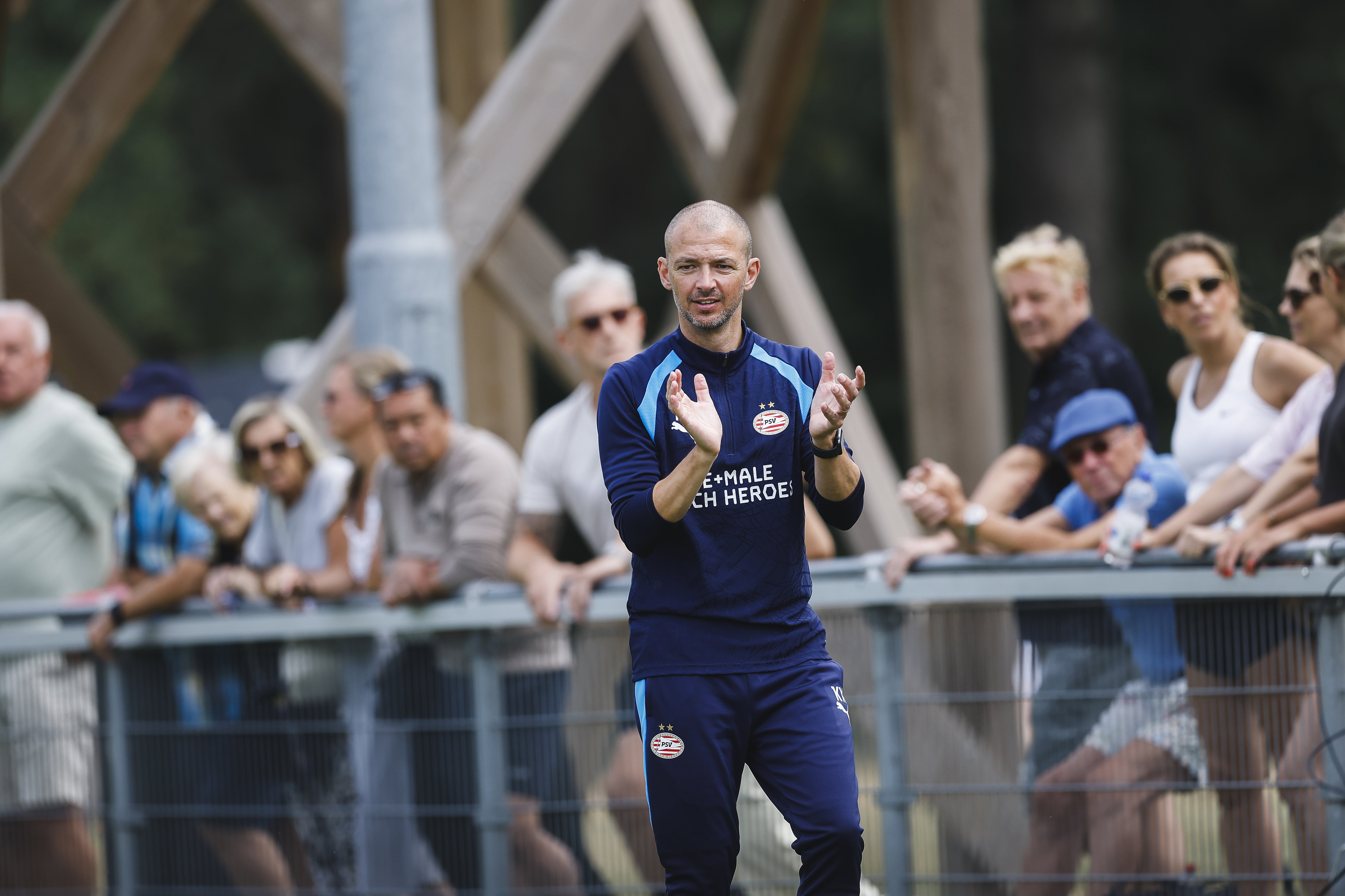 Kasper Kurland langs de lijn bij PSV