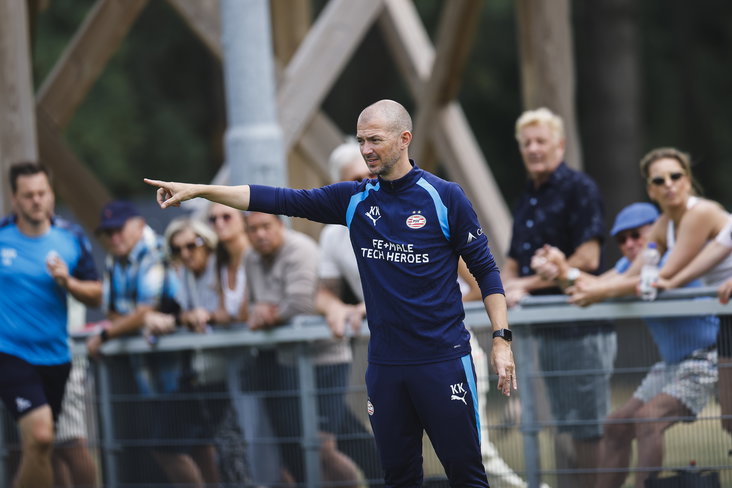 Kasper Kurland langs de lijn bij PSV