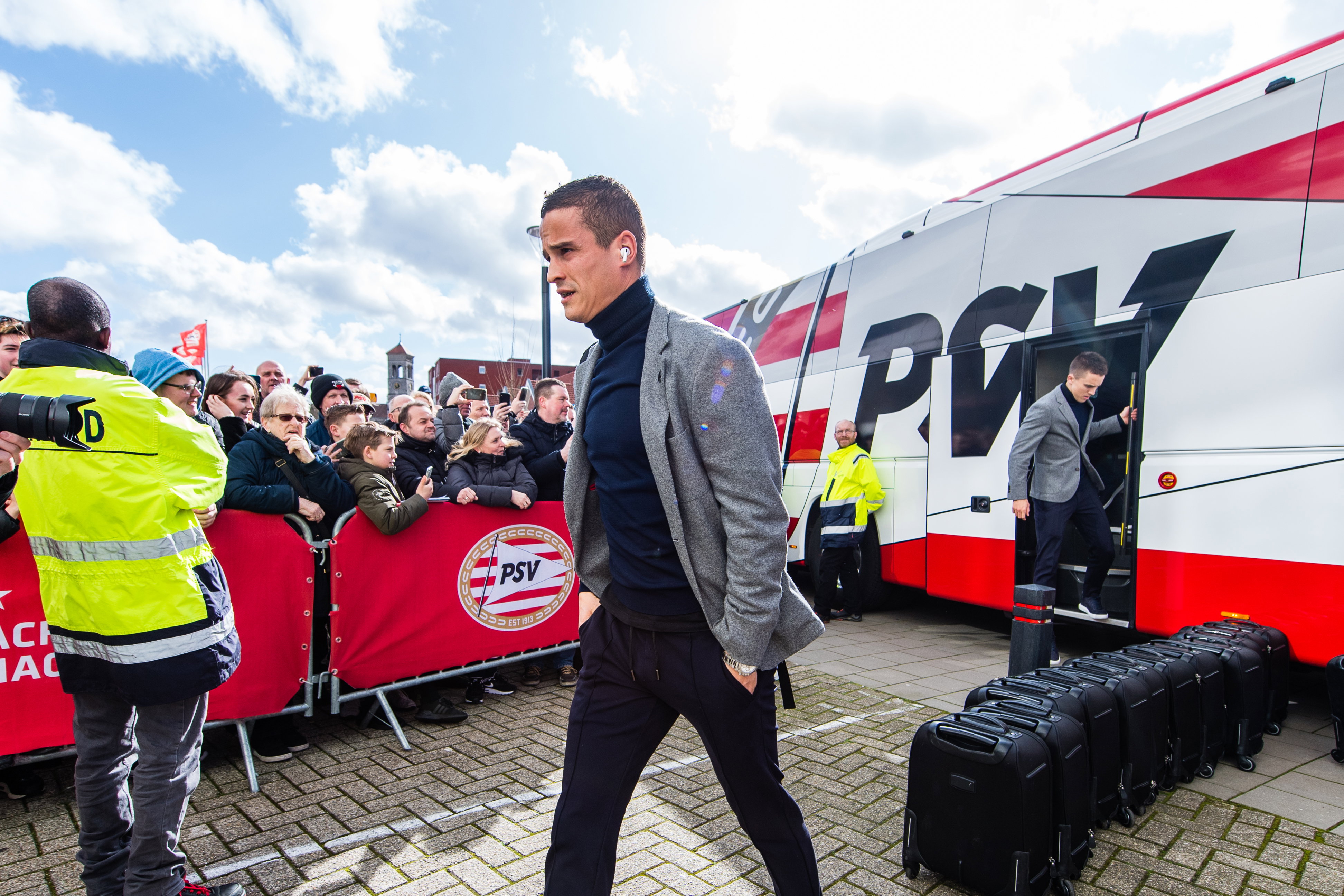 Ibrahim Afellay bij de spelersbus van PSV