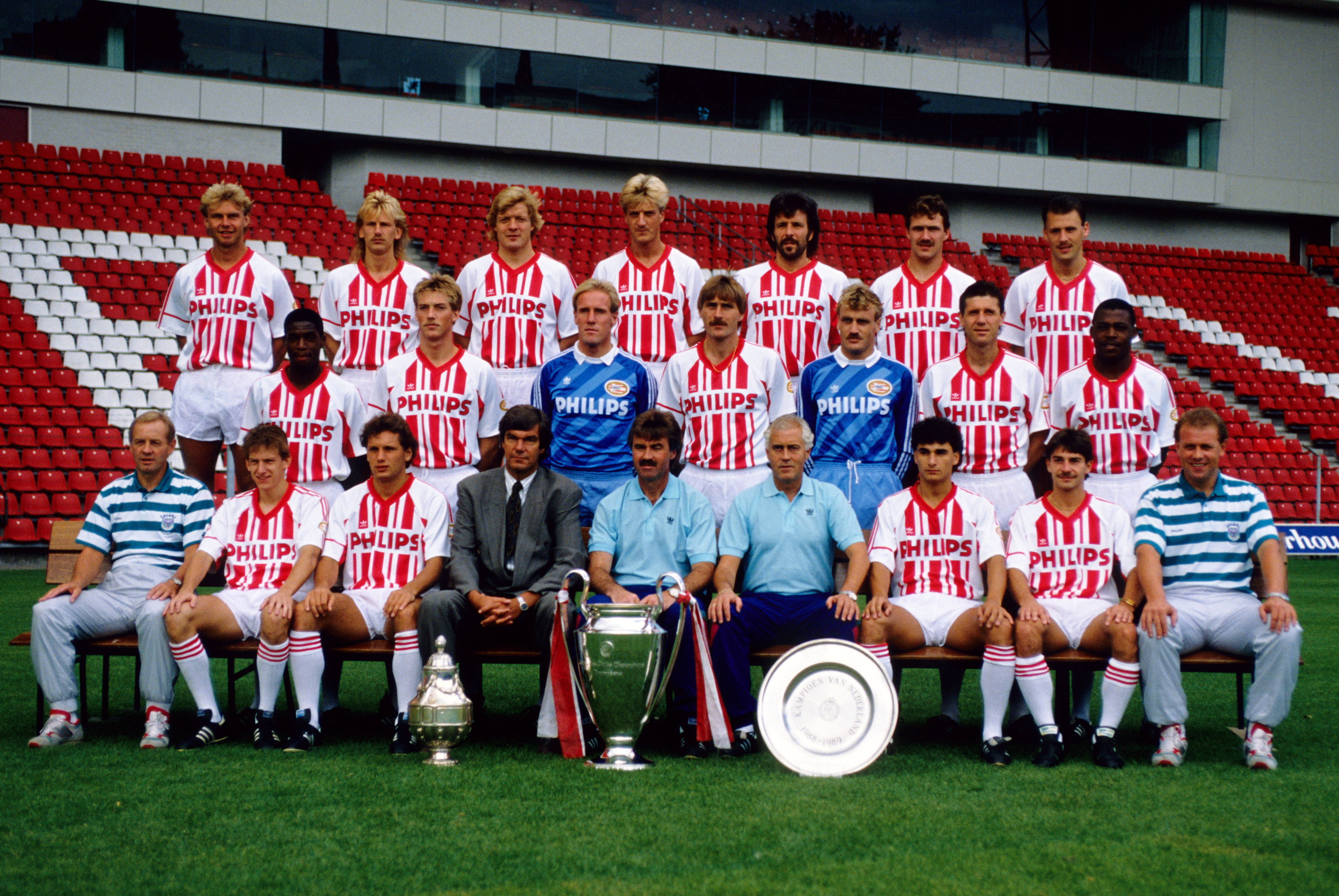 De teamfoto van PSV. Kalusha staand in de tweede rij, uiterst rechts