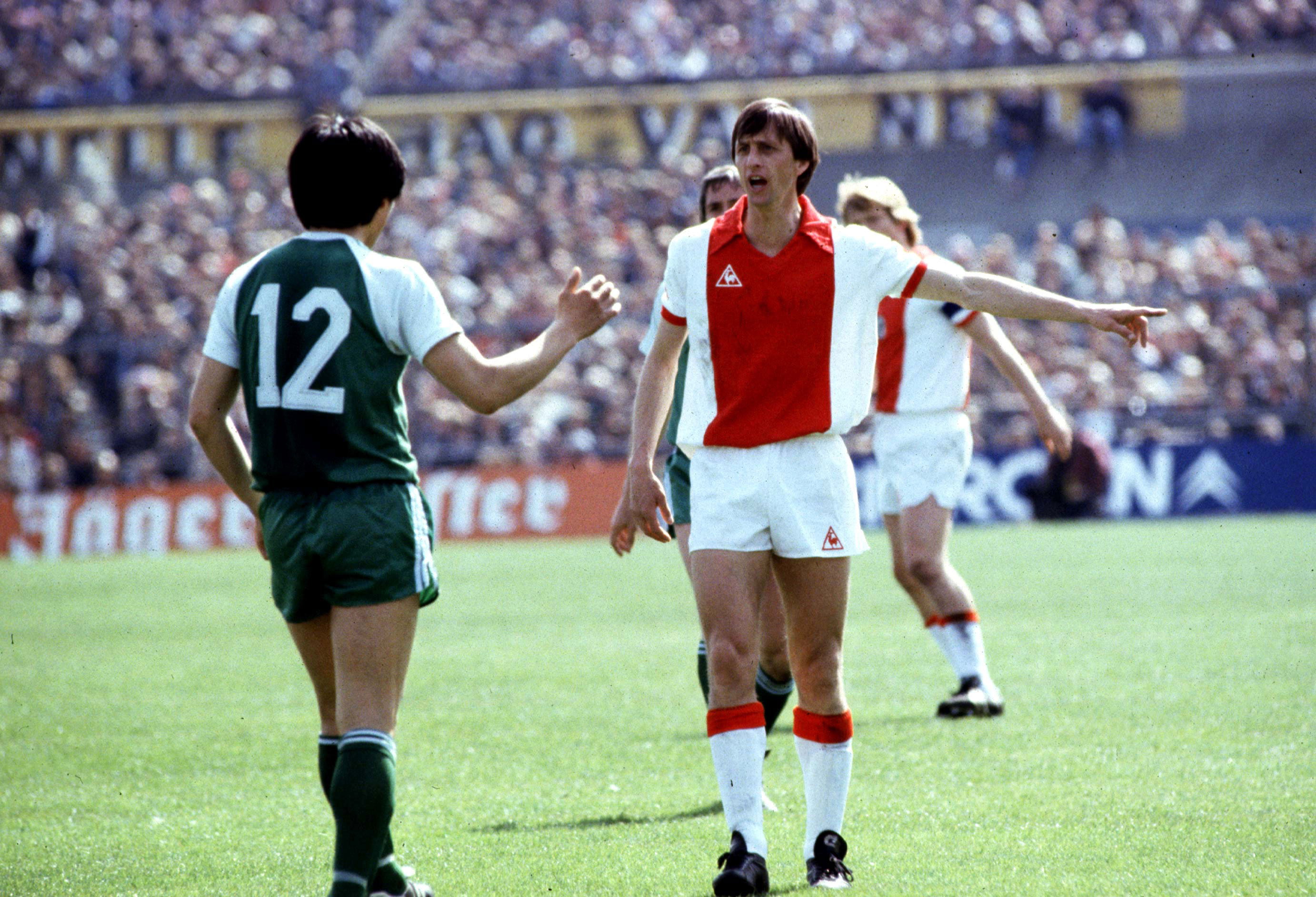 Johan Cruijff discussieert met Jung-moo Huh