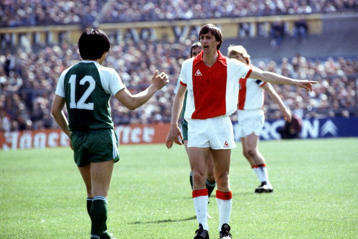 Johan Cruijff discussieert met Jung-moo Huh
