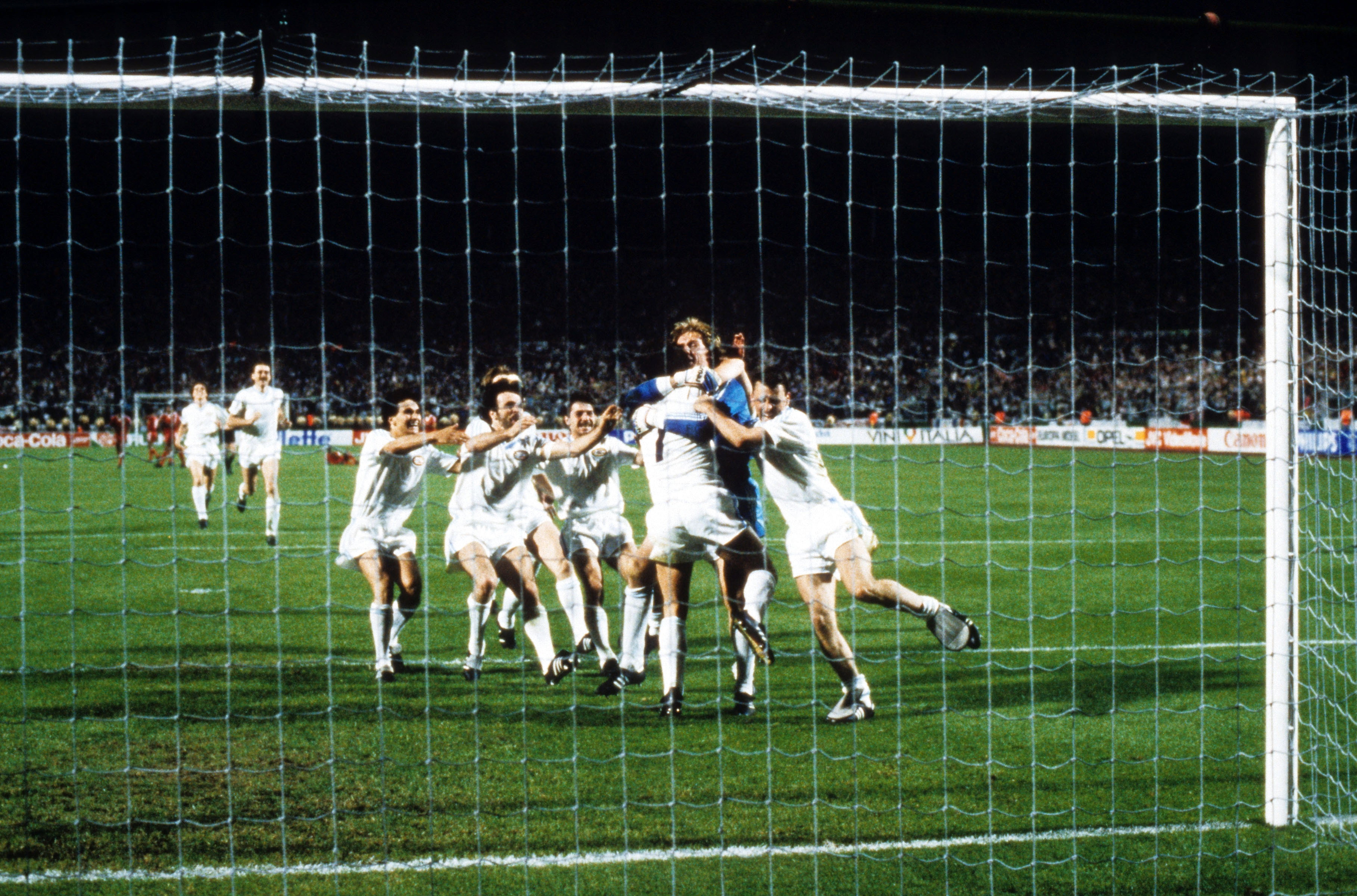 Hans van Breukelen stopt de penalty; PSV wint de Europa Cup 1
