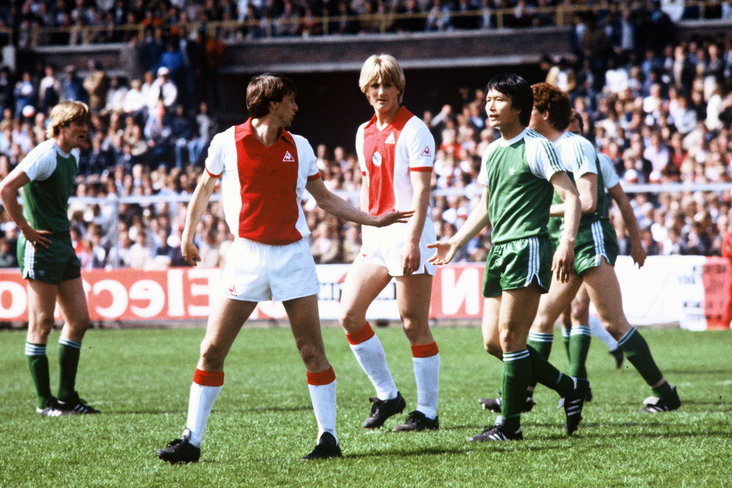 Johan Cruijff discussieert met Jung-moo Huh, op de achtergrond Wim Kieft