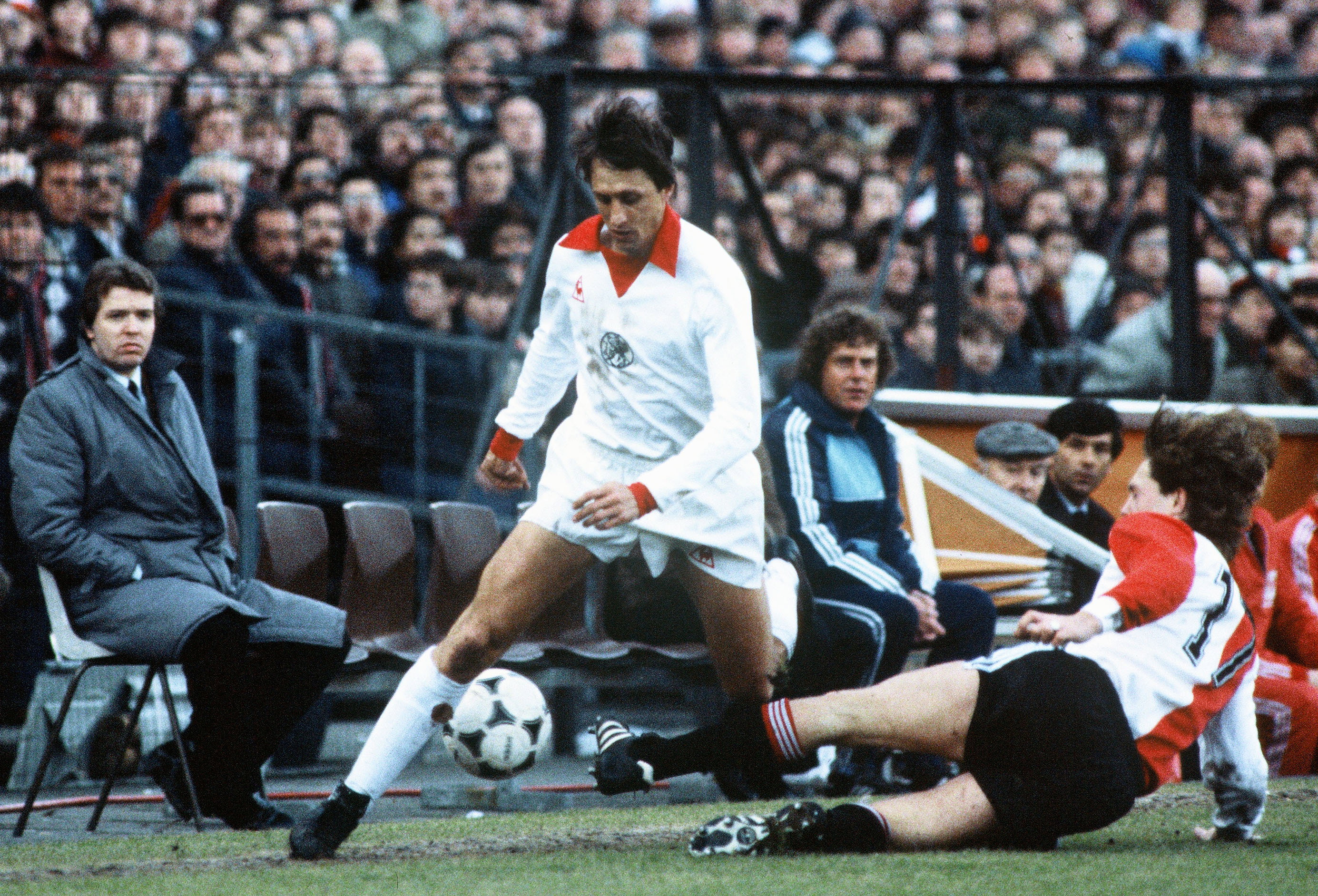 Johan Cruijff in duel met Ivan Nielsen