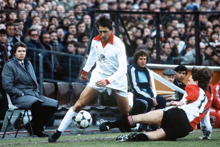 Johan Cruijff in duel met Ivan Nielsen
