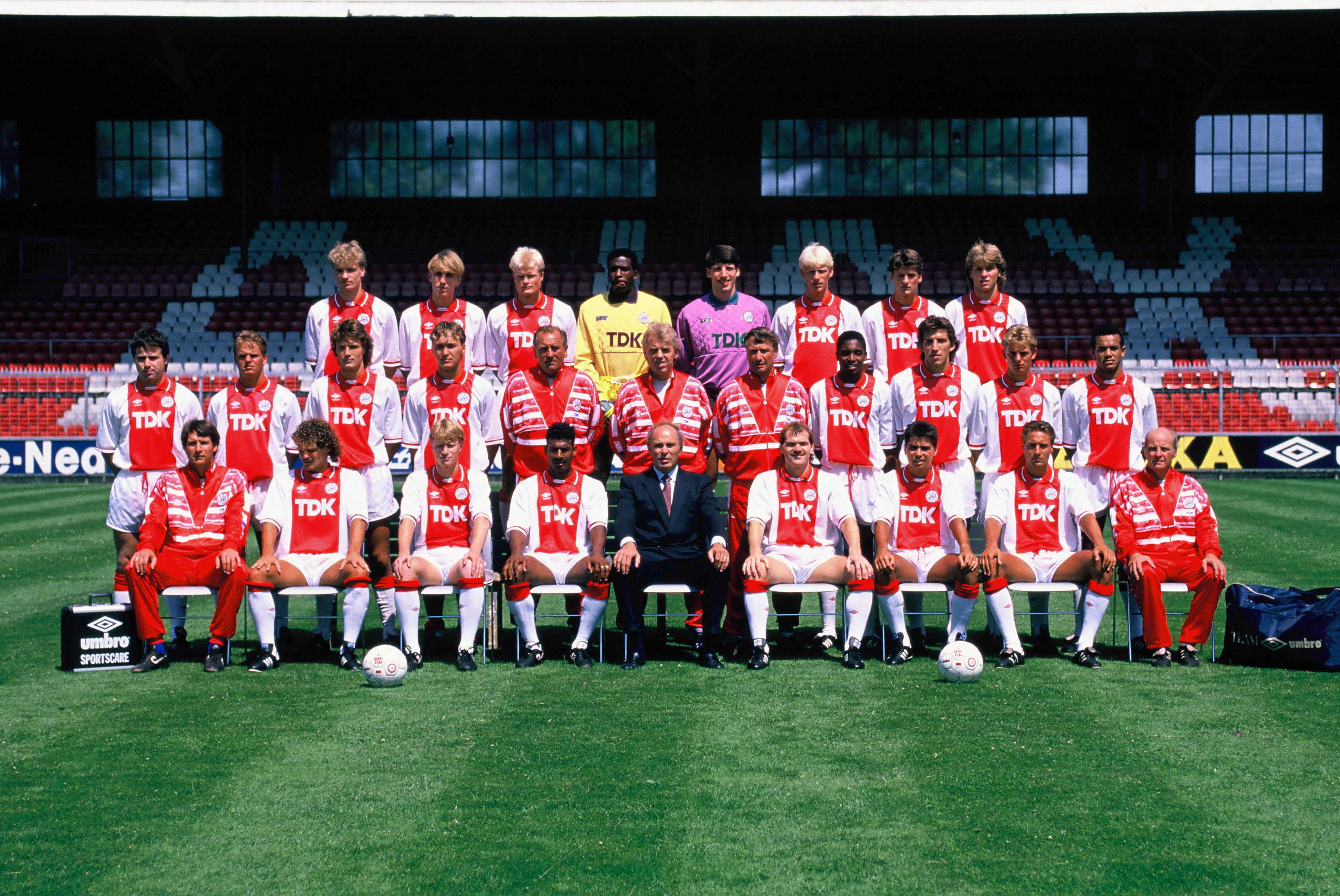Ajax in het seizoen 1989/90 in de TDK-tenues