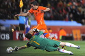 Robin van Persie gestopt door Iker Casillas