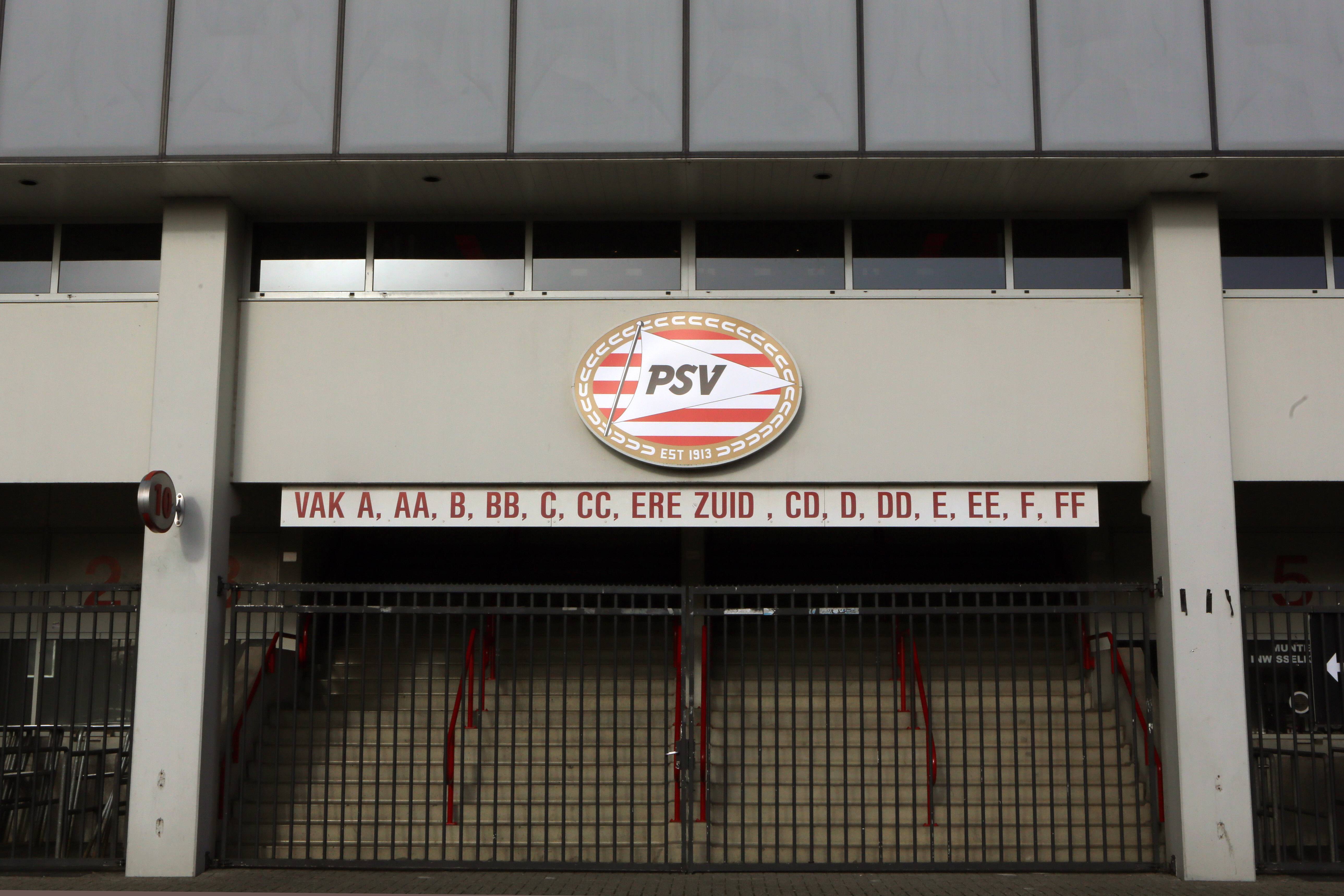 Het logo van PSV op het stadion