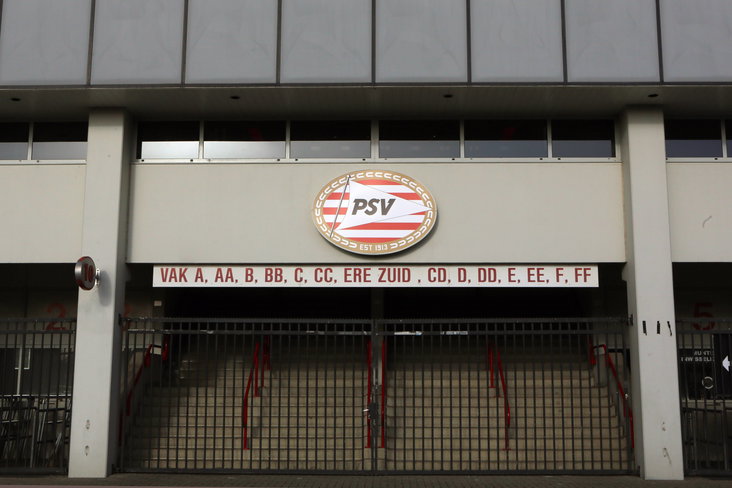 Het logo van PSV op het stadion