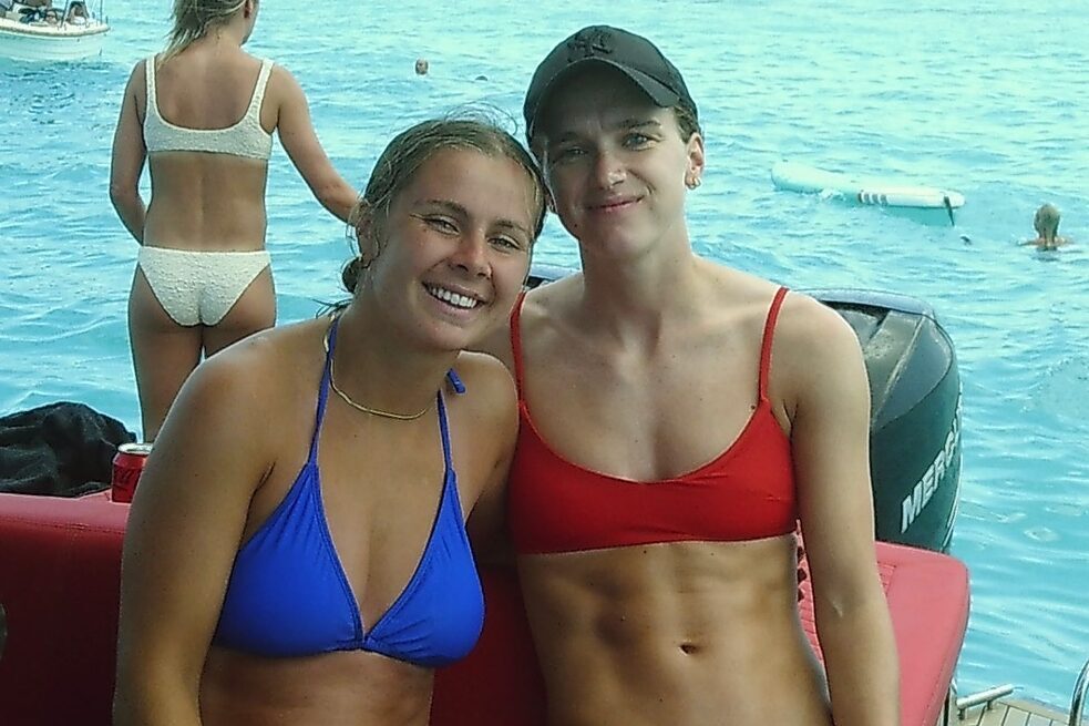 Victoria Pelova en Vivianne Miedema op vakantie