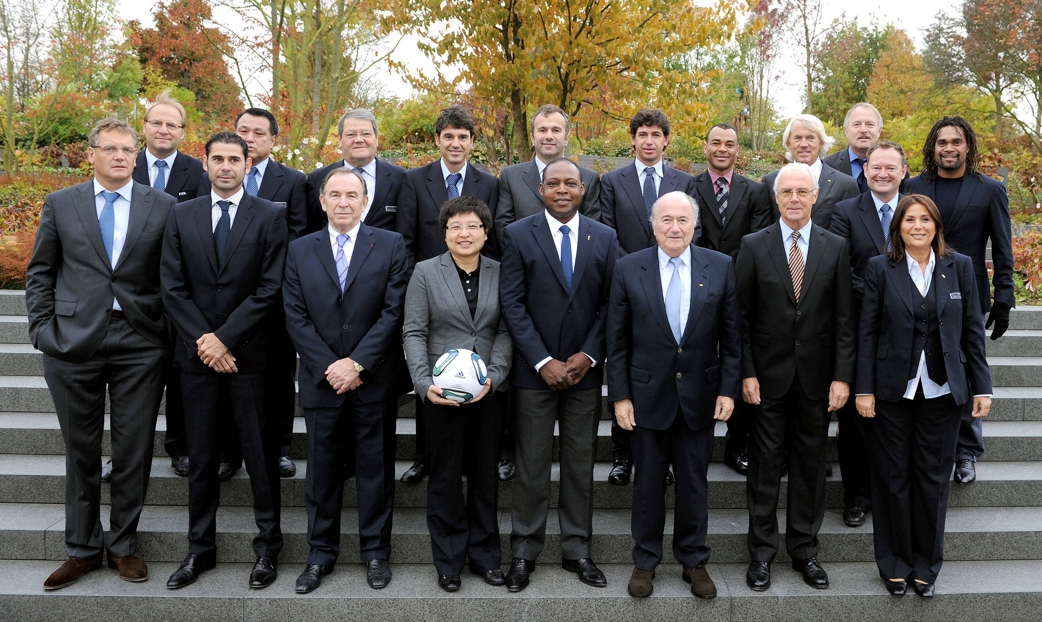 Kalusha namens de FIFA, staand naast Sepp Blatter