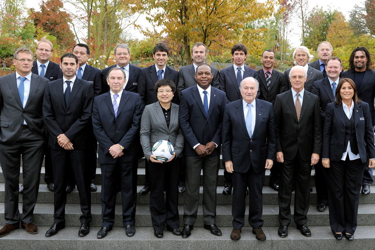 Kalusha namens de FIFA, staand naast Sepp Blatter