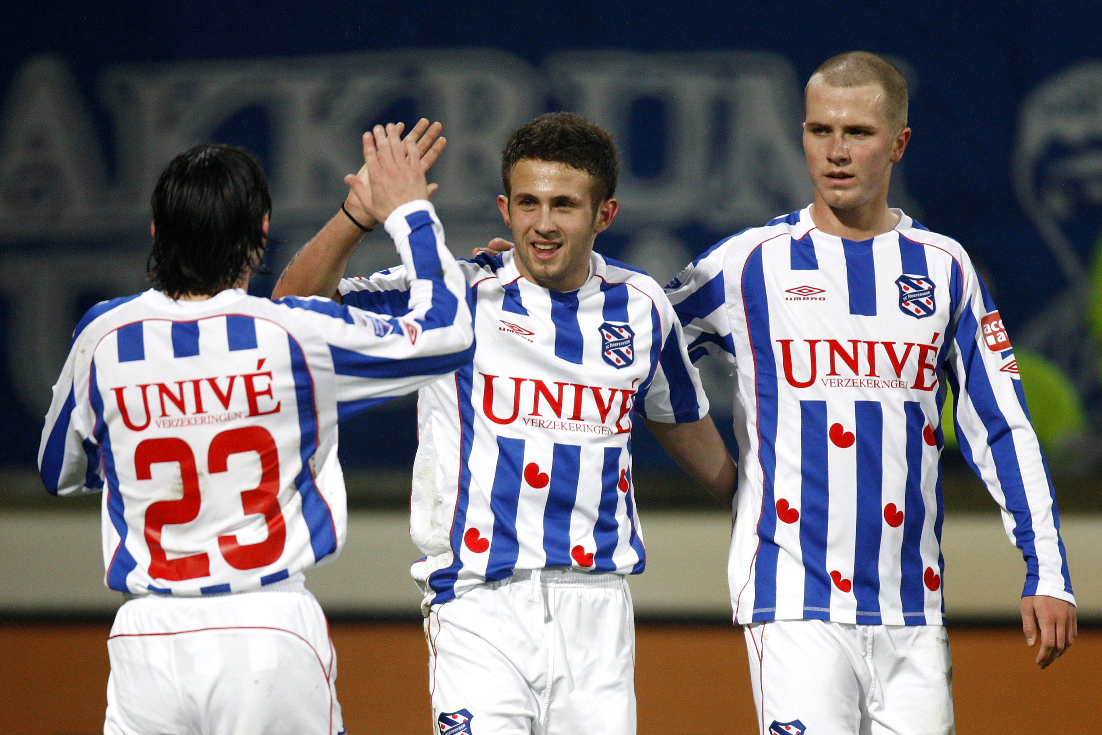 Miralem Sulejmani en Michael Bradley, Pranjic op de rug